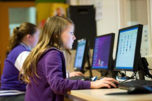 Redactieprofs schrijven artikelen en doen eindredactie voor Kennisnet, de ict-organisatie voor het primair en voortgezet onderwijs in Nederland.